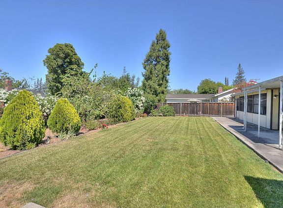 2nd image of 18507 Ravenwood Dr