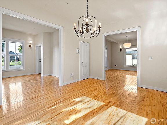 3rd image of 1515 Everett Street