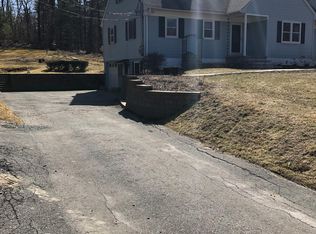 10 Belleard Ln, Halfmoon, NY 12065