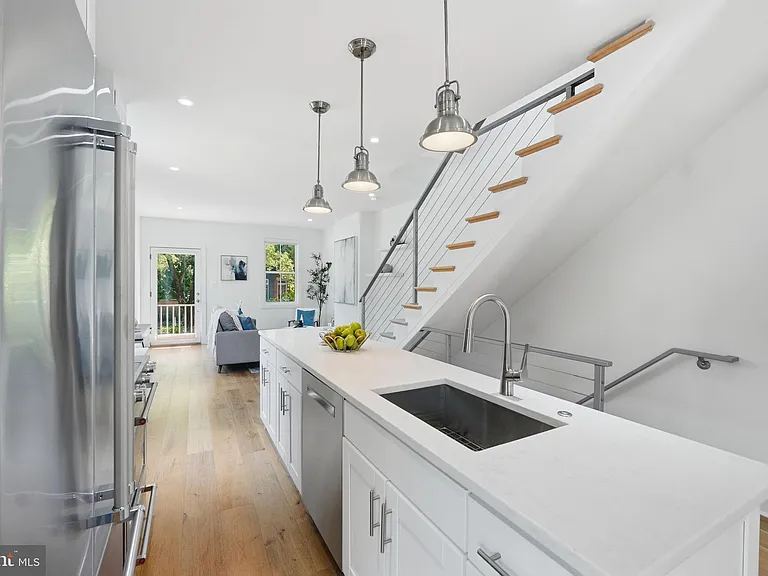 401 11th St SE — Photo 9