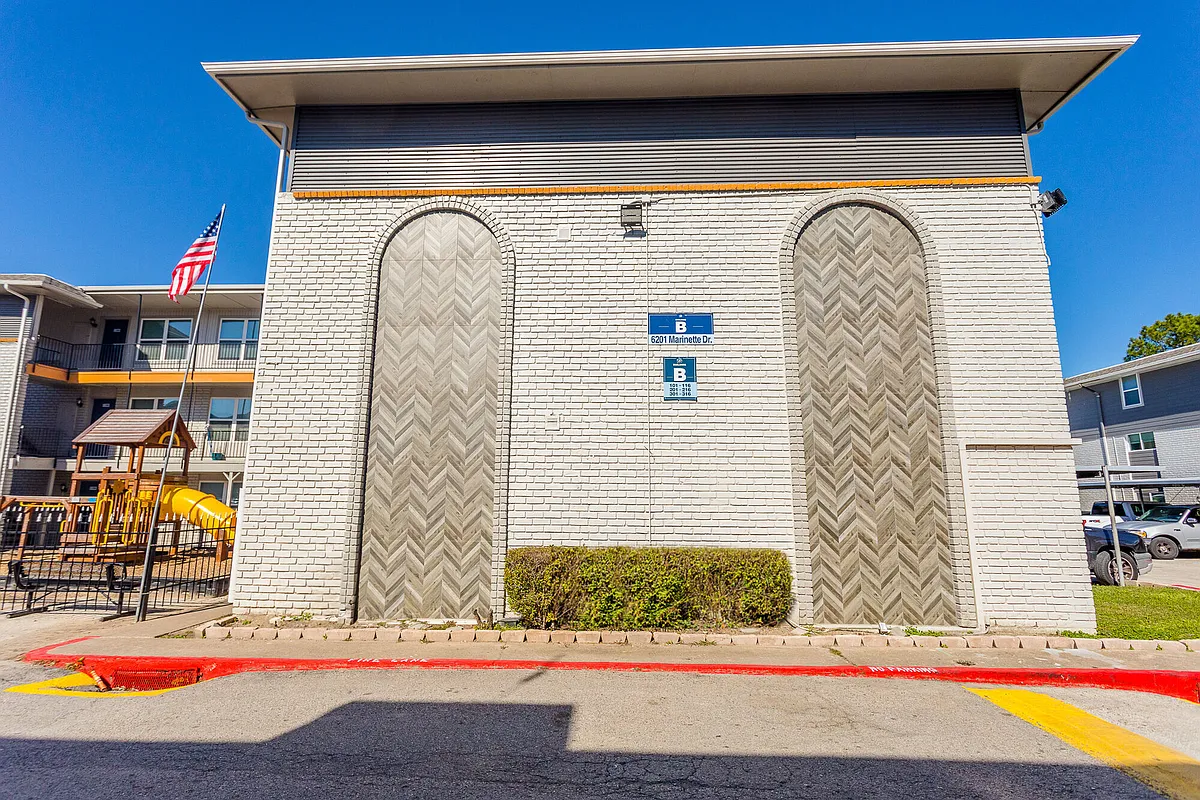 Building Photo - Santa Maria