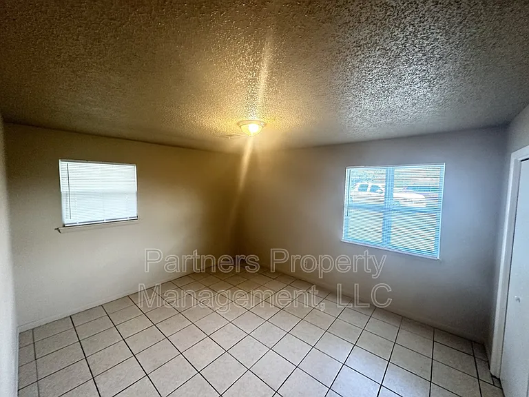 111 Pine Ave #10 — Photo 7
