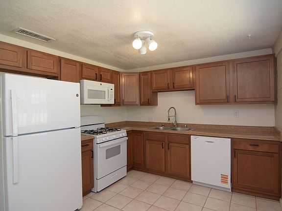 5th image of 518 W Santa Paula St