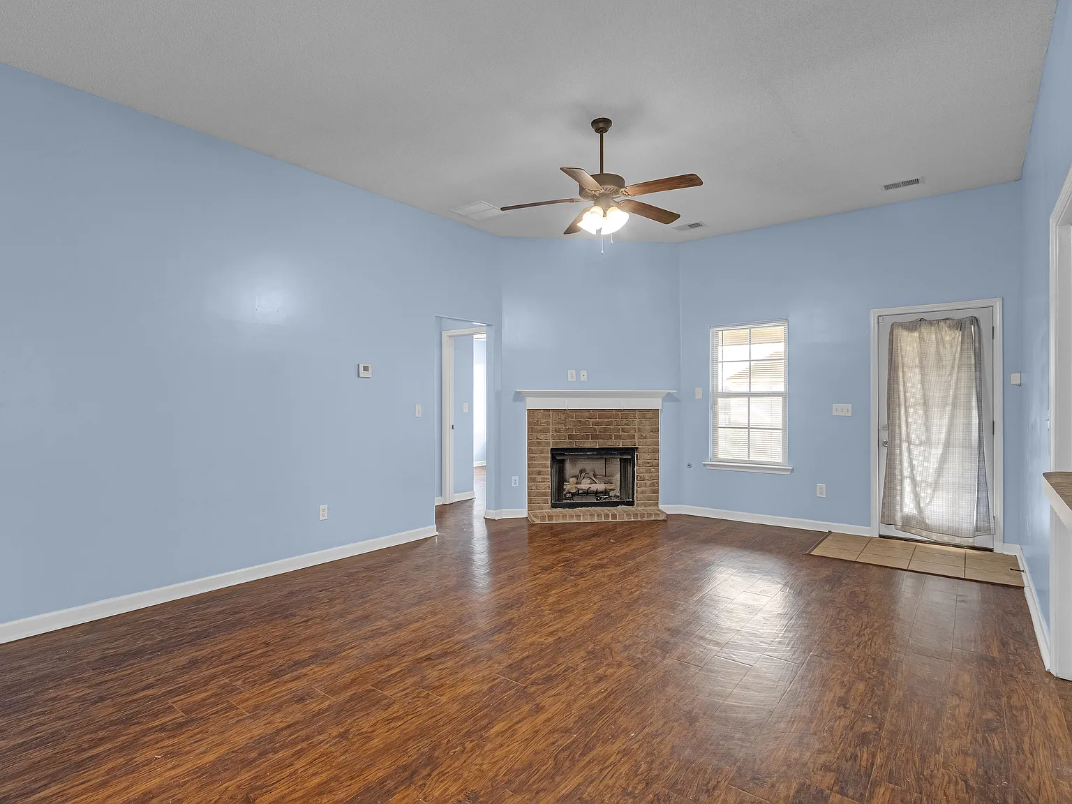 4 bed, 2001 sqft, $2,100 — Photo 3