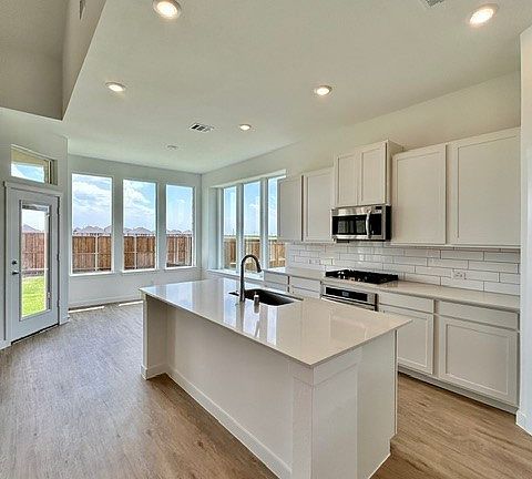3rd image of 1408 Buchanan Way