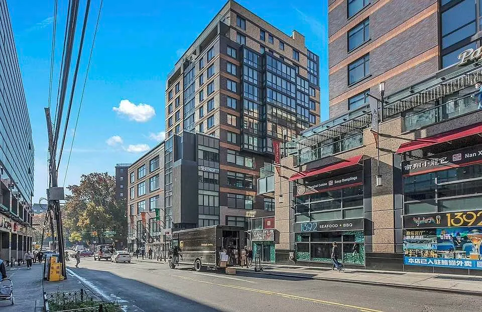 39-16 Prince St — Photo 1