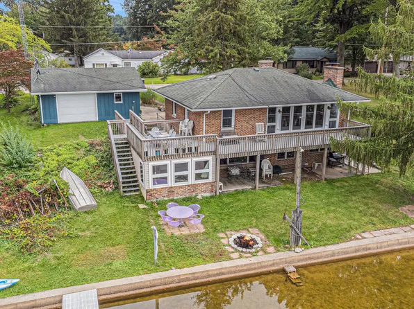 50418 Cable Lakeview Dr, Dowagiac, MI 49047