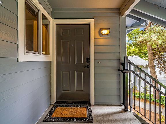 4th image of 1040 SE Columbia Ridge Dr APT 22