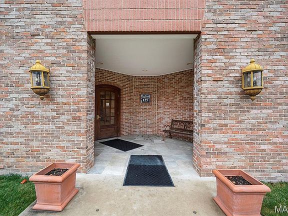 4th image of 125 E Clinton Pl APT 1C