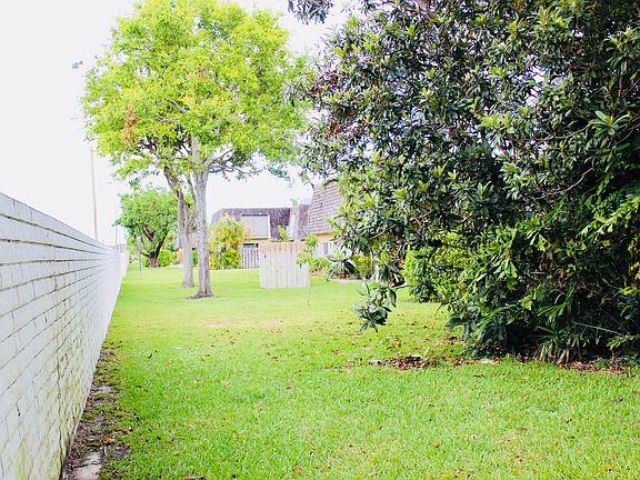 2nd image of 7 Lake Arbor Dr