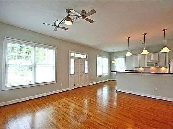 4th image of 1107 Harrell St