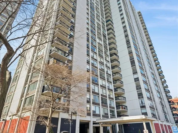 1460 Sandburg St #2904, Chicago, IL 60610