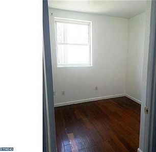 4th image of 2427 S Beulah St