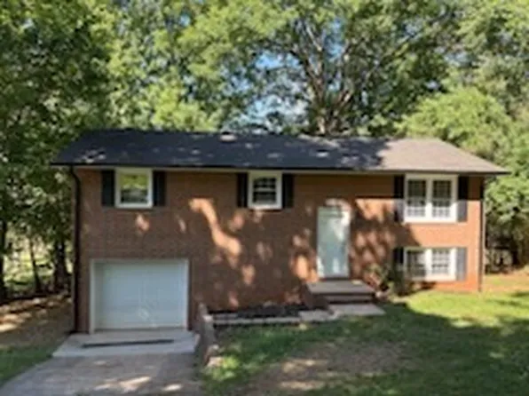 1235 Riverview Dr, Hickory, NC 28602