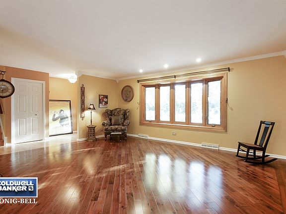 216 Pinecroft Drive, Roselle, IL ~ Living Room