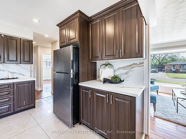 2 Milner Rd #MAIN FLOOR — Photo 17