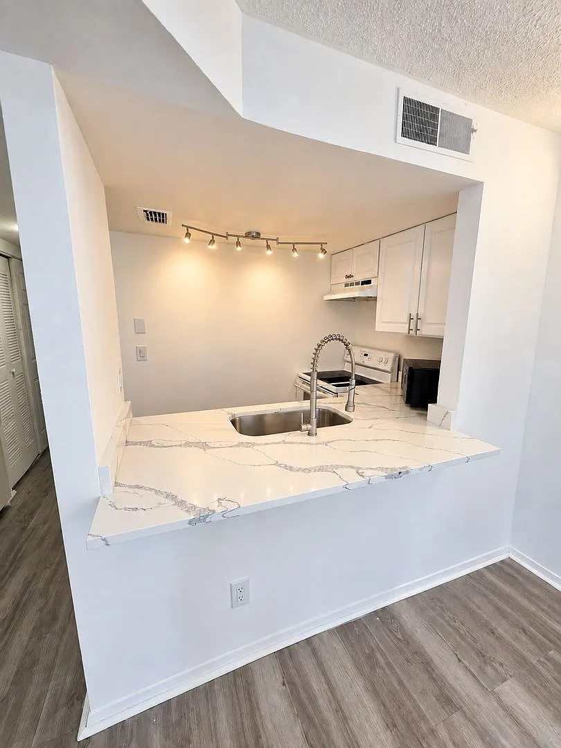 1-Bedroom Condo For Rent Or Sale | Gated Community Near The Hillsborough River — Photo 4