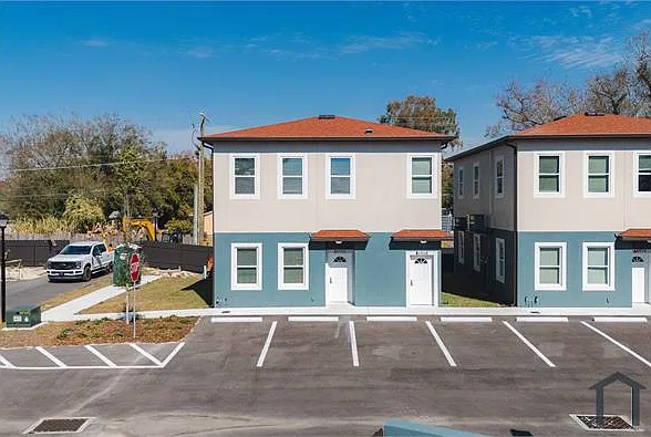 3 bed, 1076 sqft, $2,300 — Photo 2