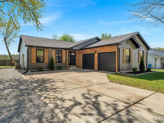 219 Woodland Dr, Edwardsville, IL 62025