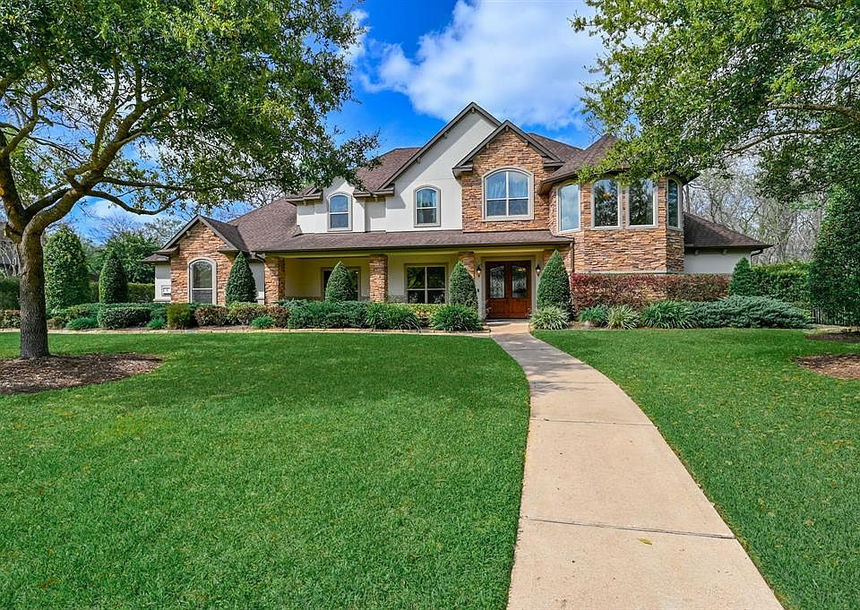 Sienna Plantation is proud to present, 8 Tall Trail, for SALE! Looking for PRIVACY? Lots of Yard space in front, Green Space to the Right Side and behind this spectacular home!