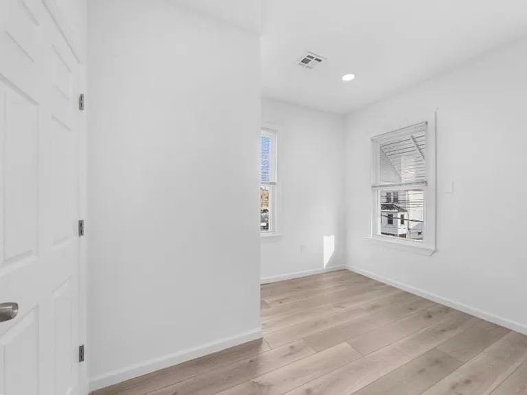 811 Jackson Ave #2 — Photo 7