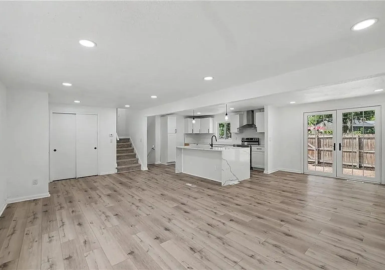 Beautiful Fully Renovated Home in Johnson County — Photo 4