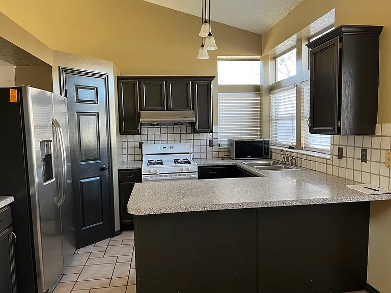 741 E New England Dr — Photo 3