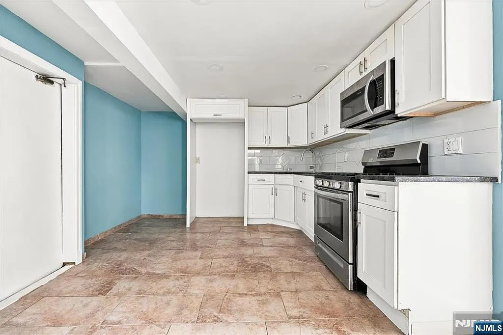 3 bed, 1.0 bath, $2,600 — Photo 2