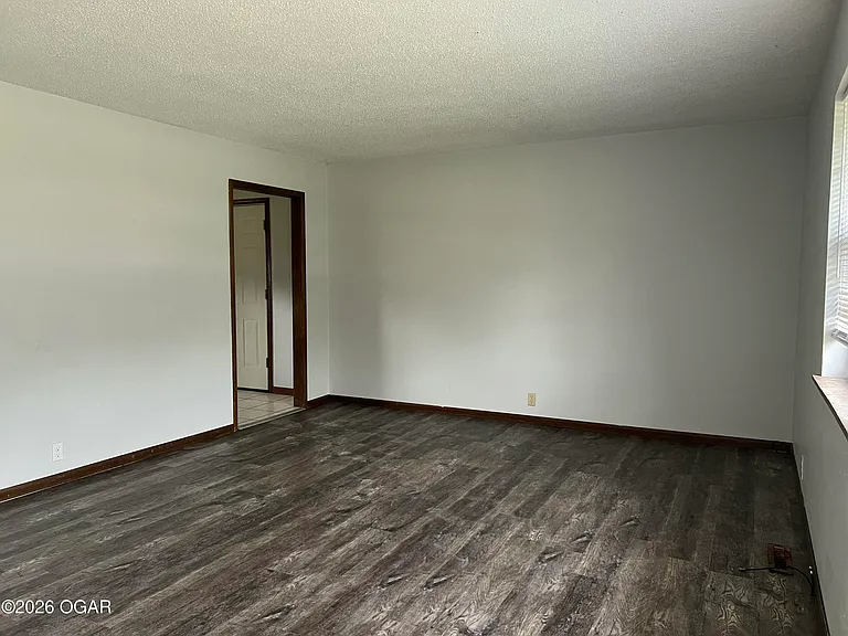 3331 Hawthorn Dr — Photo 2