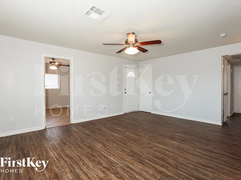 4739 E Sunland Ave — Photo 2