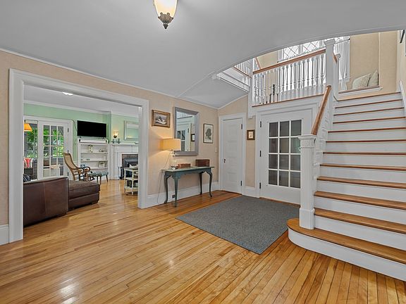 3rd image of 25 Kenwood Ave