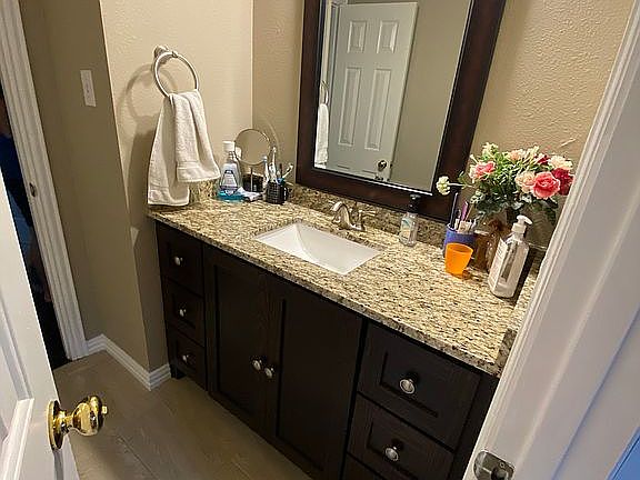 Upstairs Jack and Jill bathr