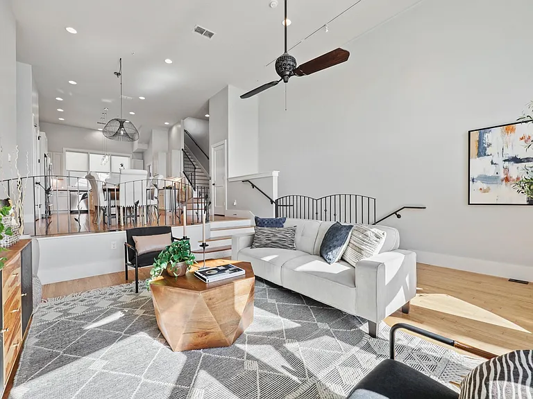 206 E Live Oak St #C — Photo 7