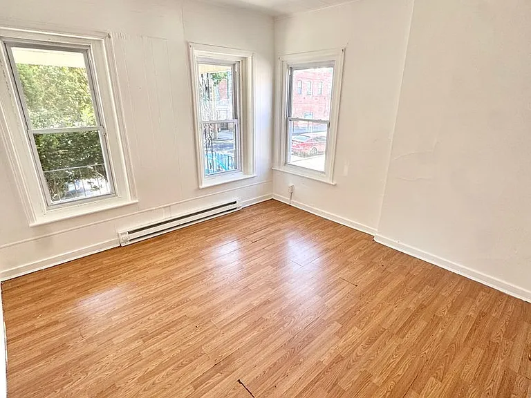 535 W Tilghman St — Photo 4