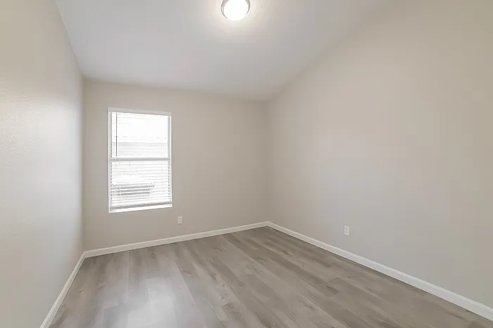 9542 W Potter Dr — Photo 11
