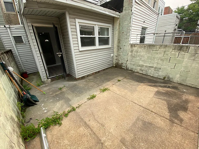 419 Jackson St — Photo 16