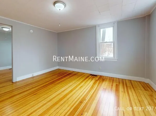 269 1/2 French St, Bangor, ME 04401