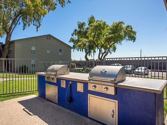 Outdoor BBQ Area with 2 Grills