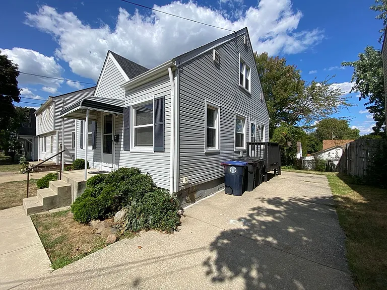 927 Davies Ave — Photo 2