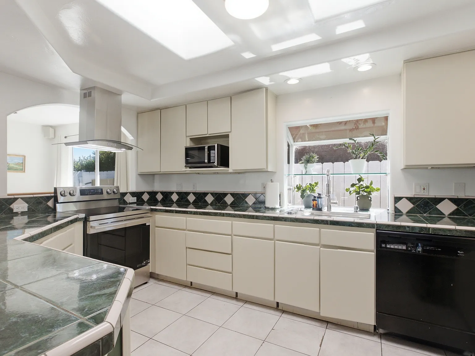 4 bed, 2000 sqft, $6,500 — Photo 4