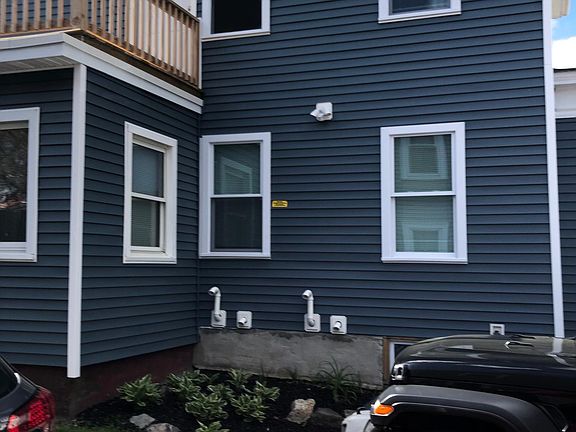 Side view with the one car parking.