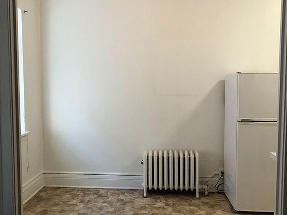 4th image of 2304 Harriet Ave #203