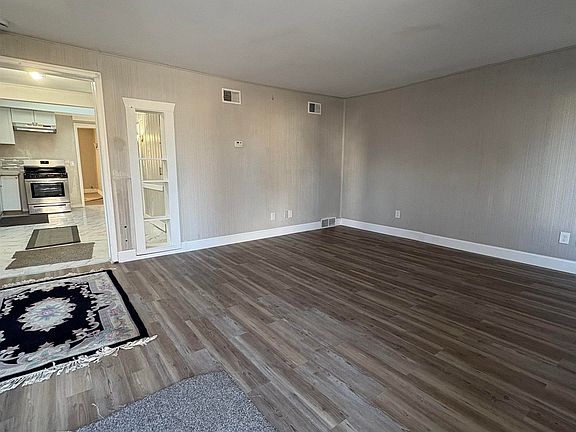 4th image of 21700 Elizabeth St