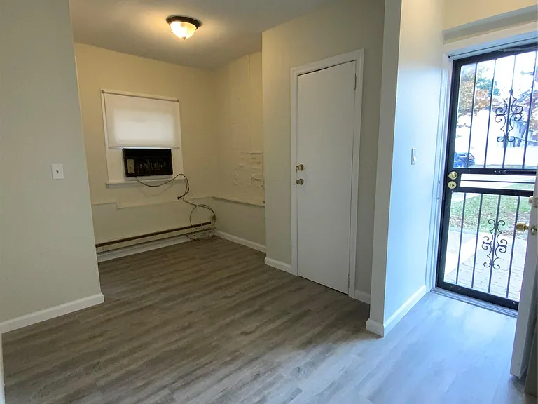 76 Garden City Ave — Photo 3