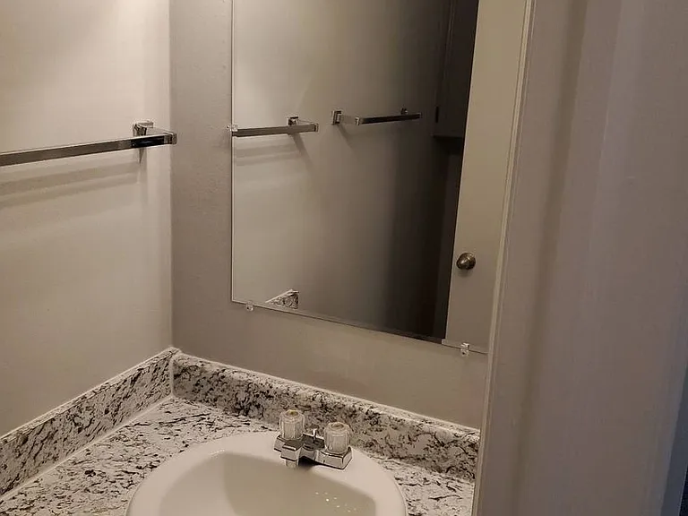 Stratford East Apartments — Photo 75