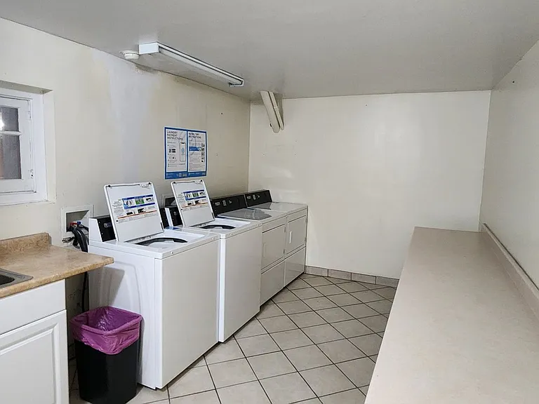 Pollyanna Apartments — Photo 10