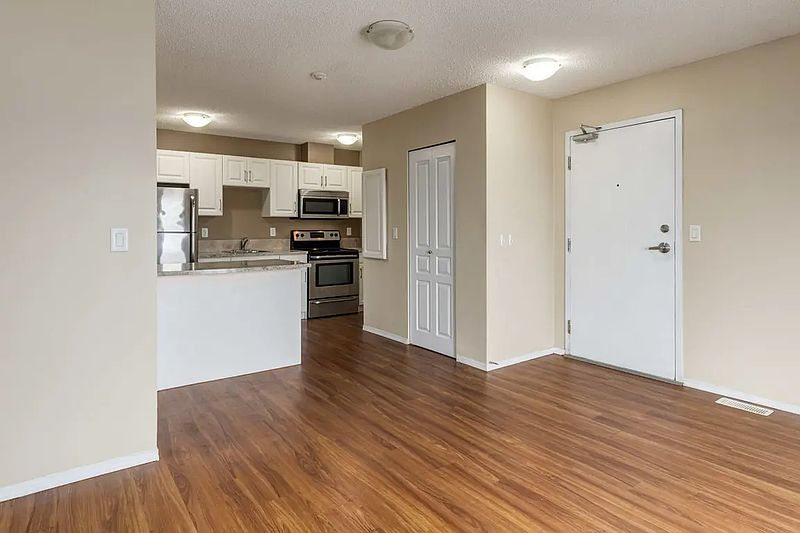 Edmonton Apartment for rent - 2 Bedrooms — photo 5