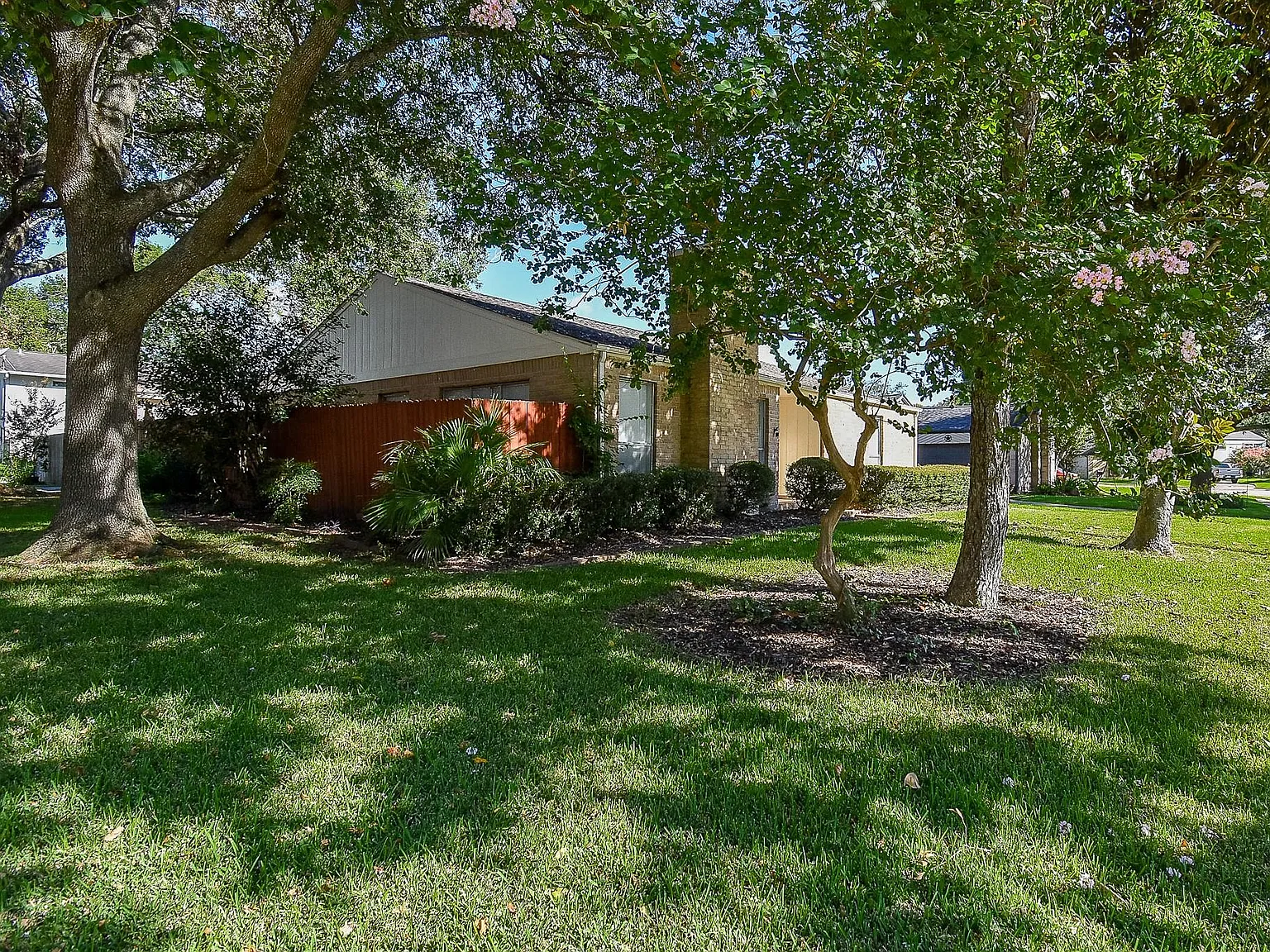 3 bed, 2.0 bath, 1821 sqft, $2,100 — Photo 2