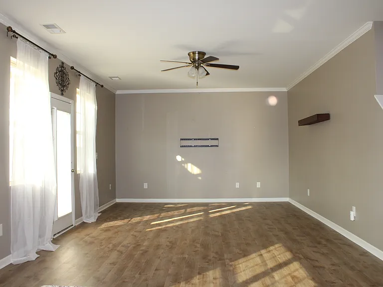 138 Lyonshall St — Photo 32