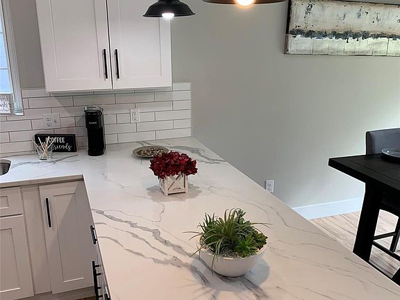 5th image of 433 E Elza Ave